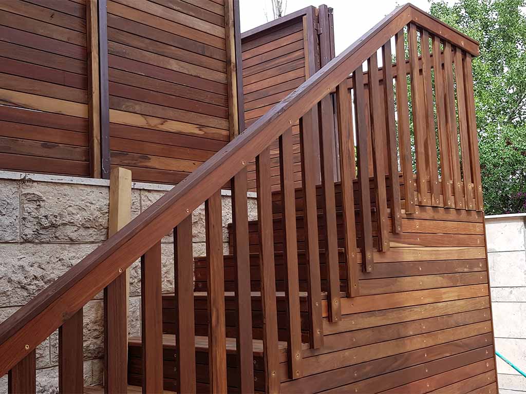 מדרגות עץ לגינה