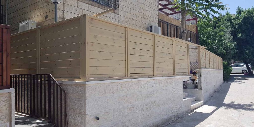 גדר לוחות עץ אורן