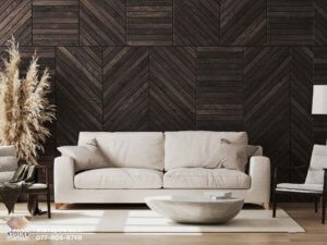 חיפוי עץ אורן לקיר בסלון