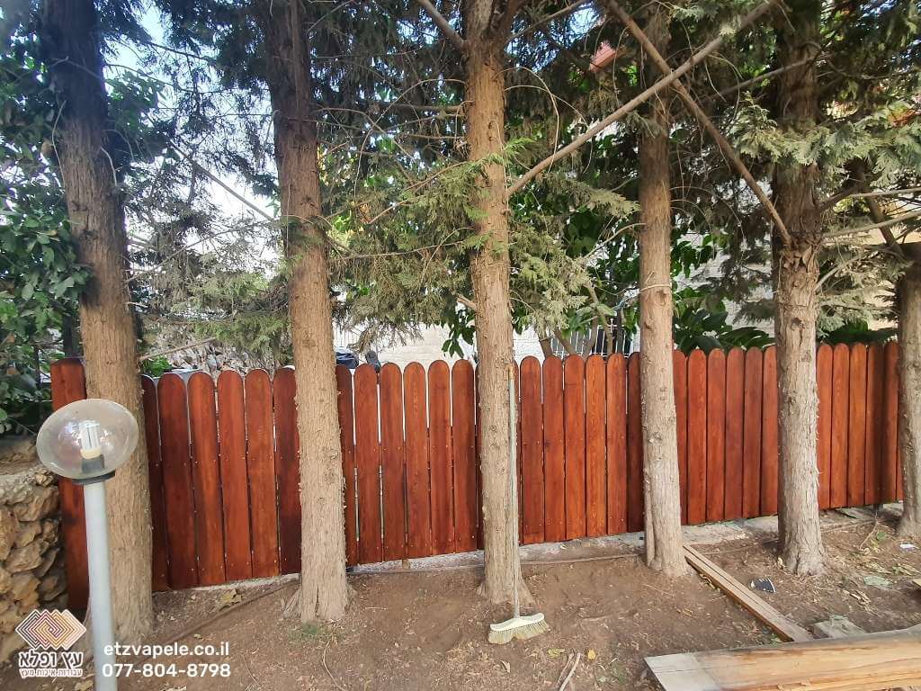 גדר עץ לגינה