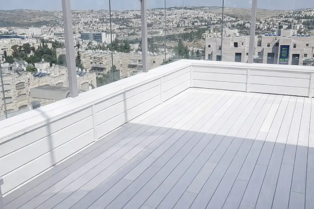 דק עץ לבן