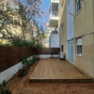 דק אורן קטן לצד הבית