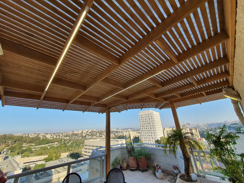 פרגולה עץ טבעי עם תאורה