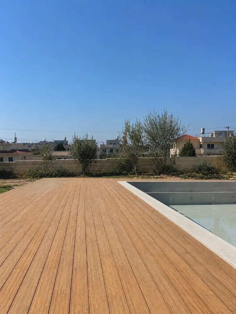דק במבוק מסביב לבריכה